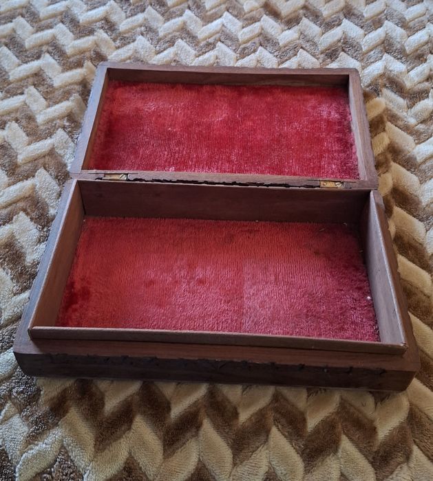 Caixa de madeira muito antiga