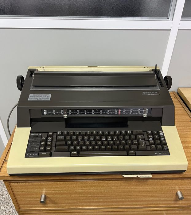 Máquina de escrever Sharp