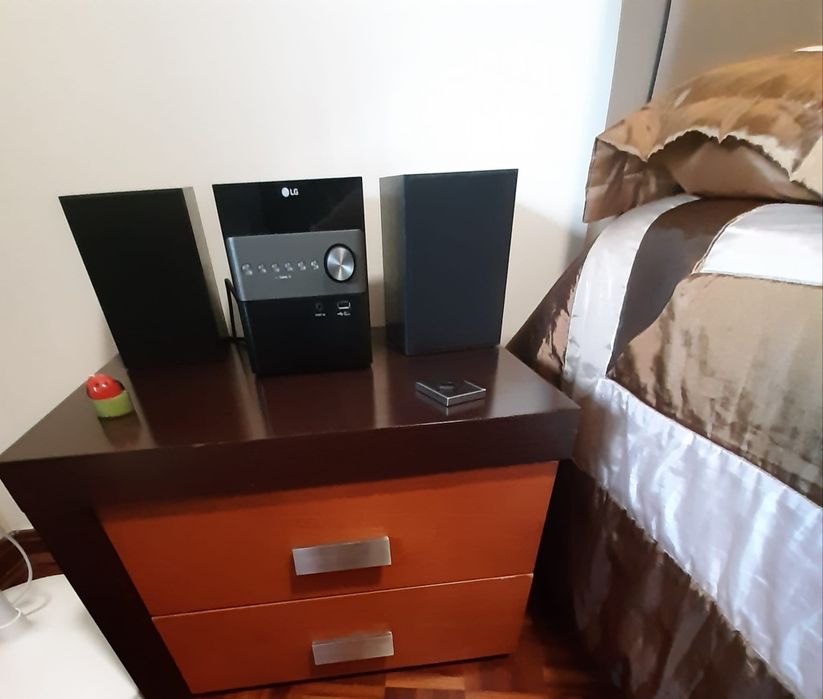 Sommier de casal quase novo + colchão e + duas mesinhas de cabeceira