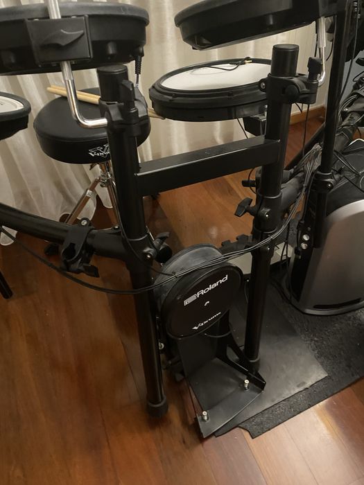 Bateria da Roland como nova com coluna, fones e baquetas.