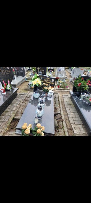 Układanie kostki brukowej wokół nagrobków naprawa kostki na cmentarzu