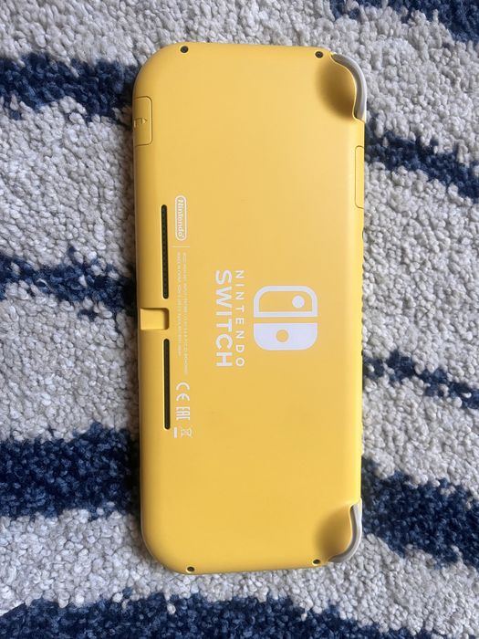 Nintendo Switch Lite Amarela  + 2 Jogos+ Bolsa ( em Excelente estado!)