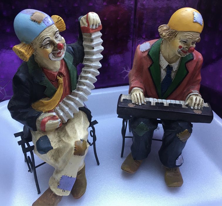 Conjunto de 2 palhaços-músicos, altura cerca de 17cm e 18cm.