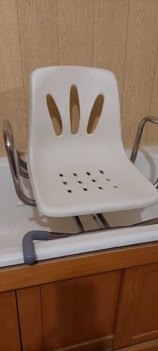 Fotel obrotowy wgłębny na wannę