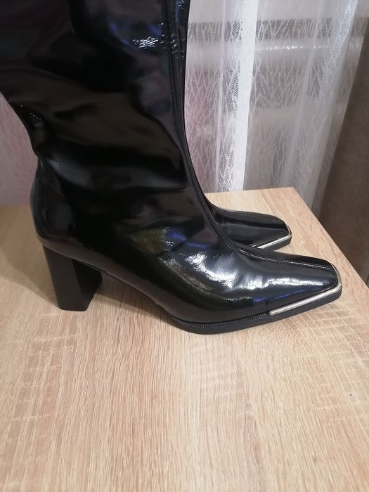 Лаковані чоботи.