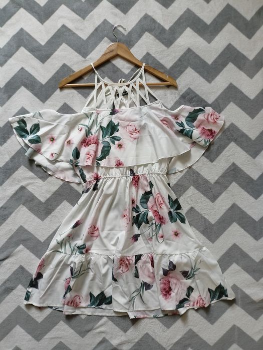Biała, zwiewna sukienka w kwiaty S