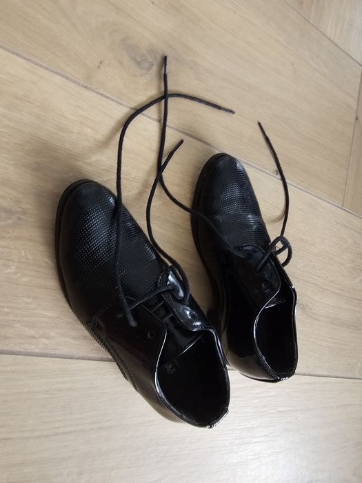 Pantofle buty eleganckie 26 lakierki
