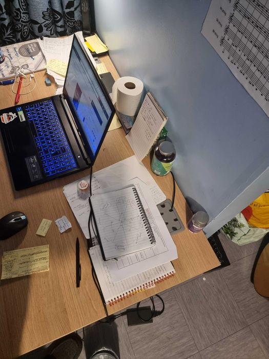 Mesa de Escritório sólida e com passagens para cabos. Office Table