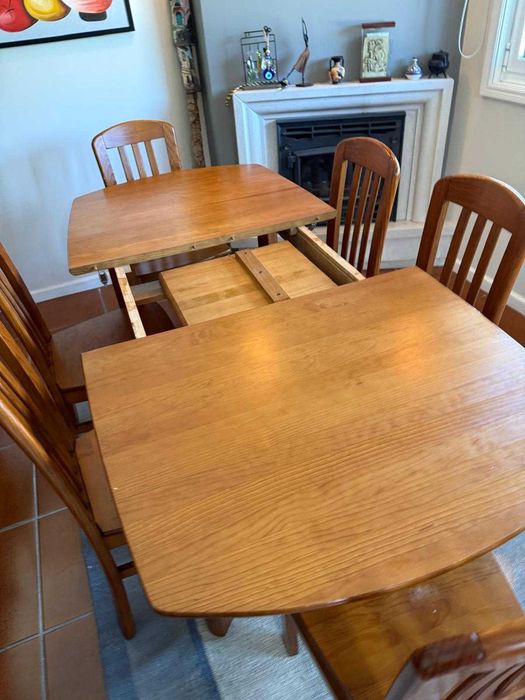 Conjunto de Sala de Jantar com uma mesa, 6 cadeiras e 1 aparador