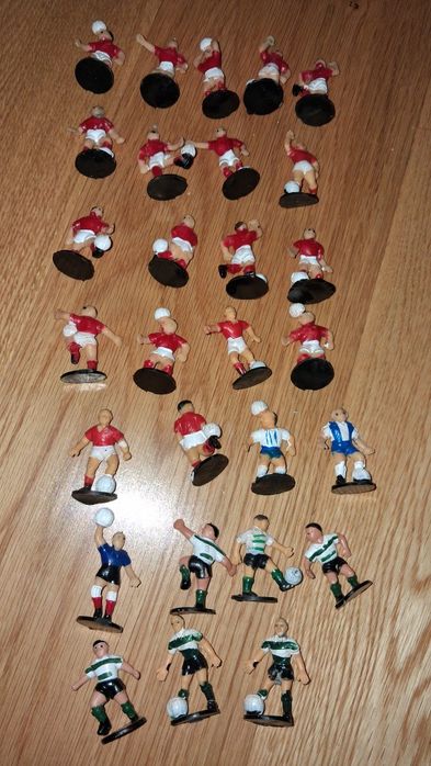 Lote de 28 jogadores de futebol pequenos