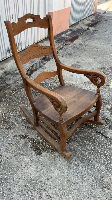 Cadeira de baloico em madeira maciça