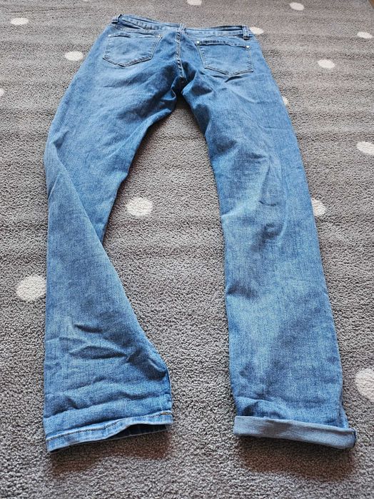 Spodnie jeans uciagliwie