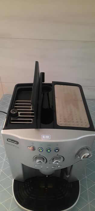 Máquina café delonghi magnífica