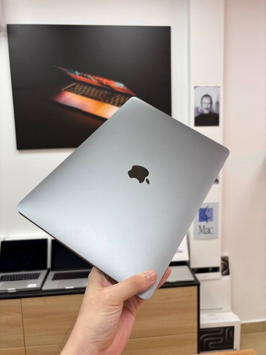 MacBook Pro 13" (I5, 2019) Space Gray — версія на 8/256 ГБ SSD.