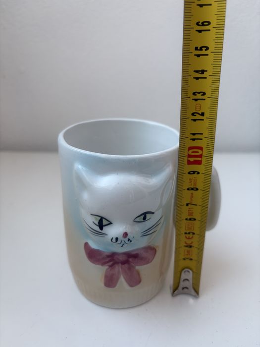 This mug is a retro ceramic cat-shaped mug.446601482784614401