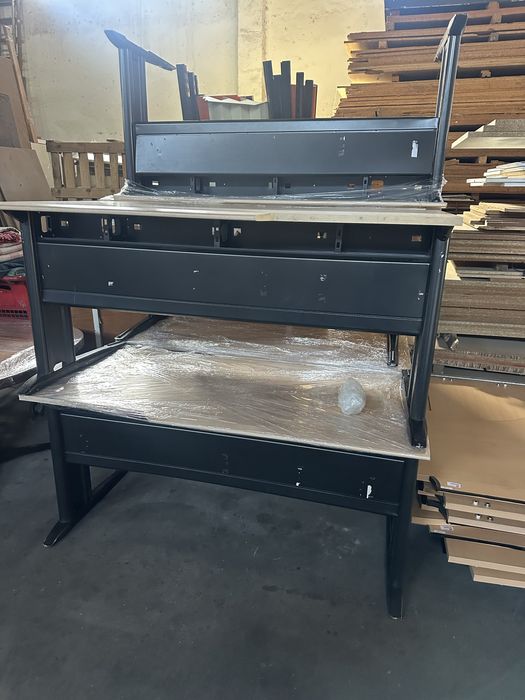 Secretárias em metal com tampo em madeira