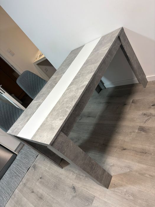 Mesa cinza e branca