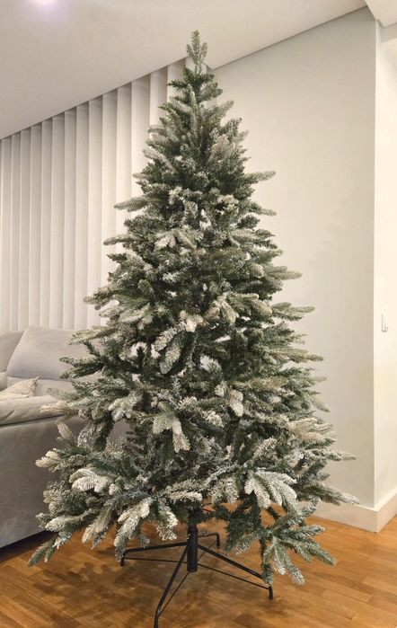 Árvore de Natal com neve