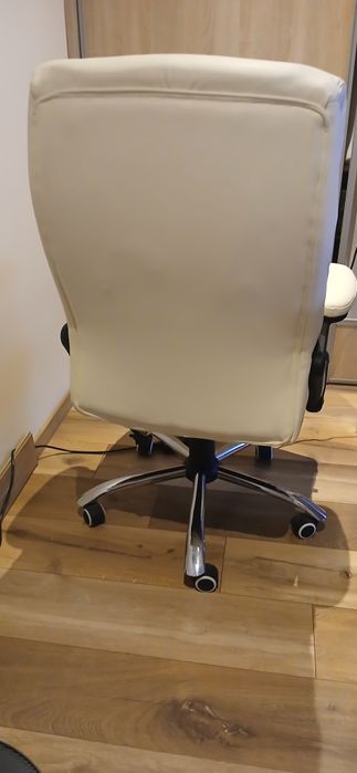 Obrotowy fotel biurowy