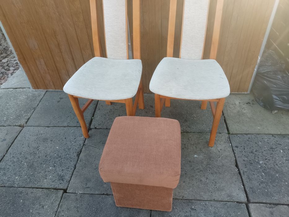 Sprzedam cztery drewniane krzesła plus dwa gratis.