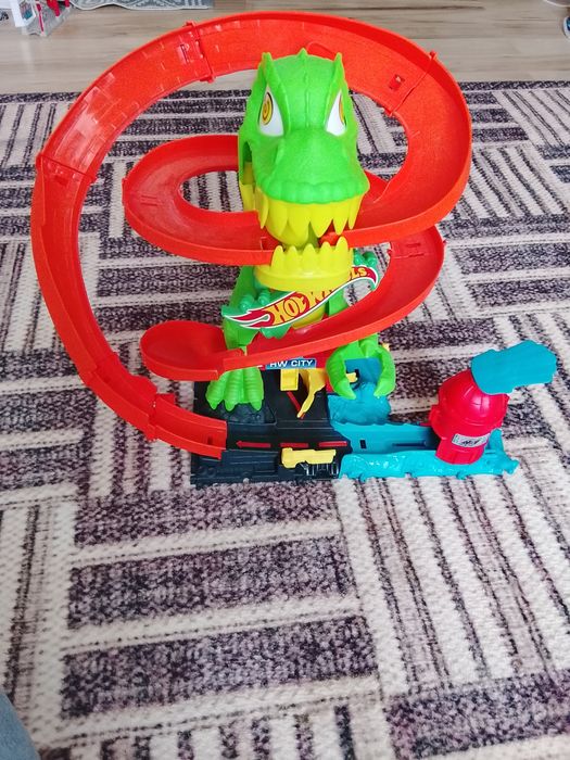 Zestaw Hotwheels T-Rex remiza strażacka