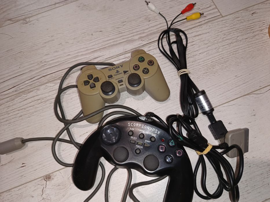 PlayStation 1 psx 9002+ 2 pady+ kabel tv