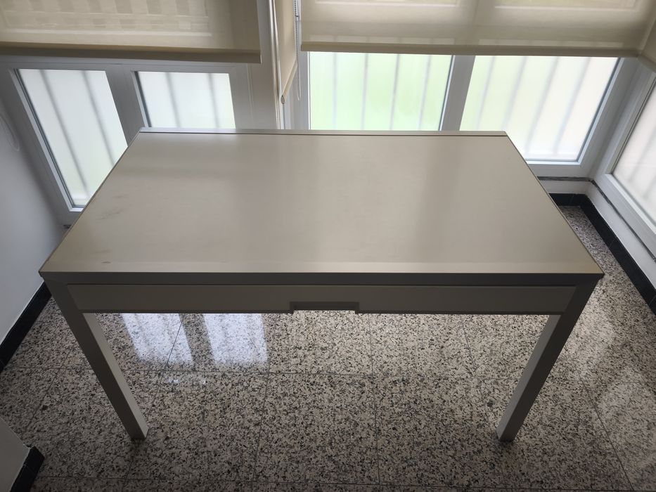 Mesa de jantar de madeira c/ abas e gaveta de arrumação