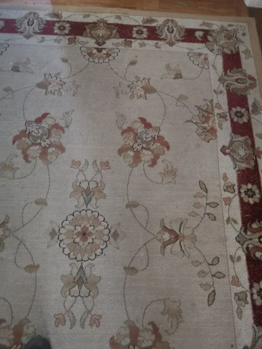 Carpete com motivos florais.