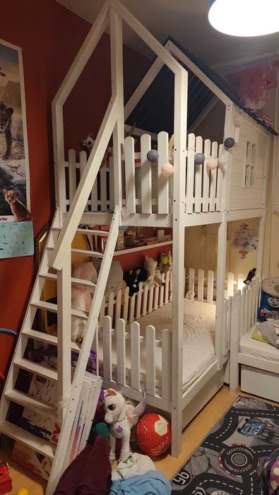 Drewniany domek funkcją spania/ łóżka dziecięce