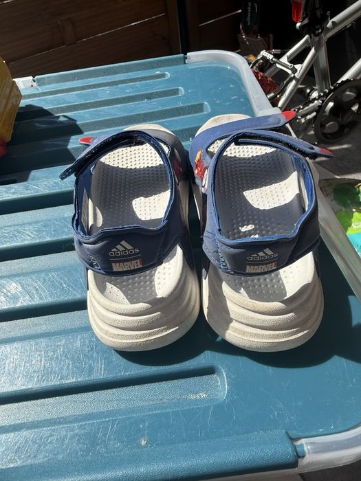 Sandały dla chłopca 27 adidas marvel