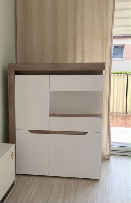 Jasna komoda z szybą