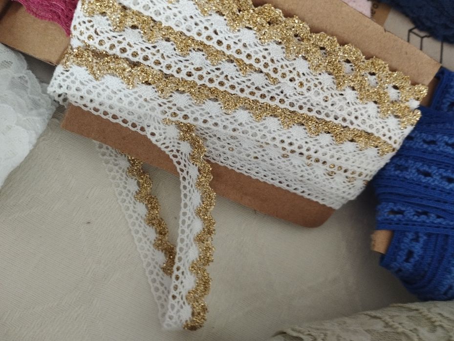 Rendas e fitas várias