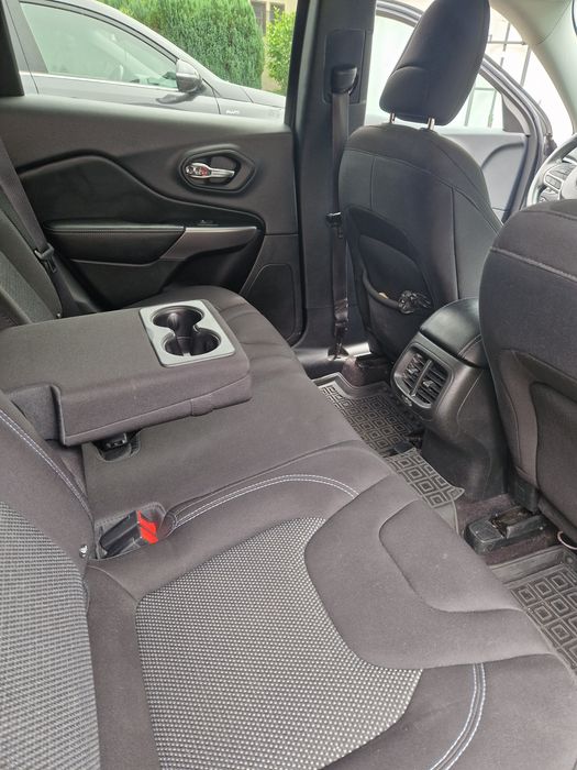 Jeep Cherokee 2018 VIN 1C4PJLCB7KD187193 фото оголошення 4 з 8