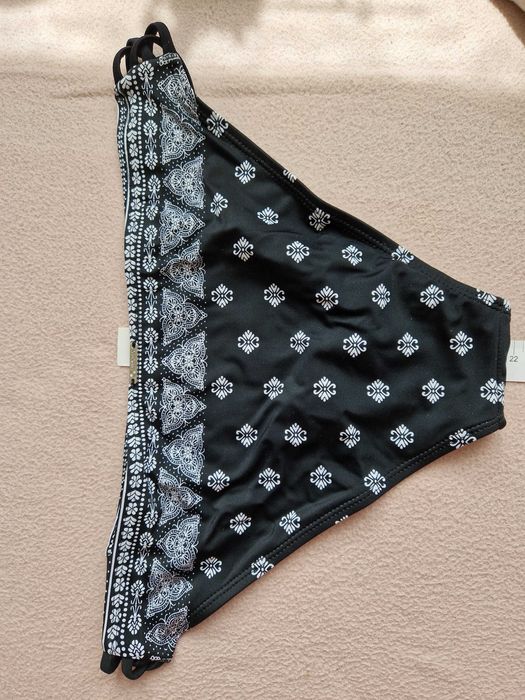 Ozdobny dół od stroju kąpielowego bikini