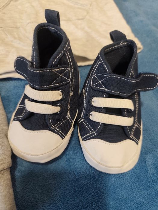 Zestaw niemowlęcy bluzka spodenki buciki buty 68