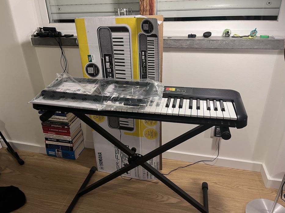 Teclado Yamaha PSR-F52 com suporte