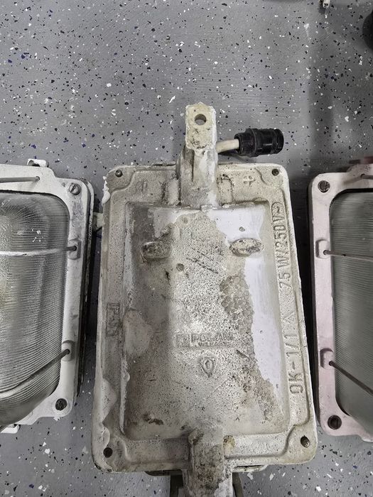 Lampa ścienna żeliwna garażowa 4szt