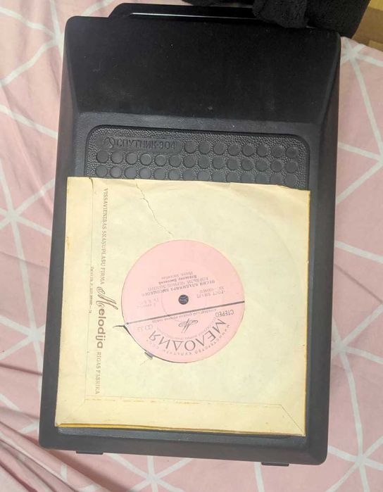 Ретро програвач СПУТНИК 304 + вінілова пластинка В. Висоцького