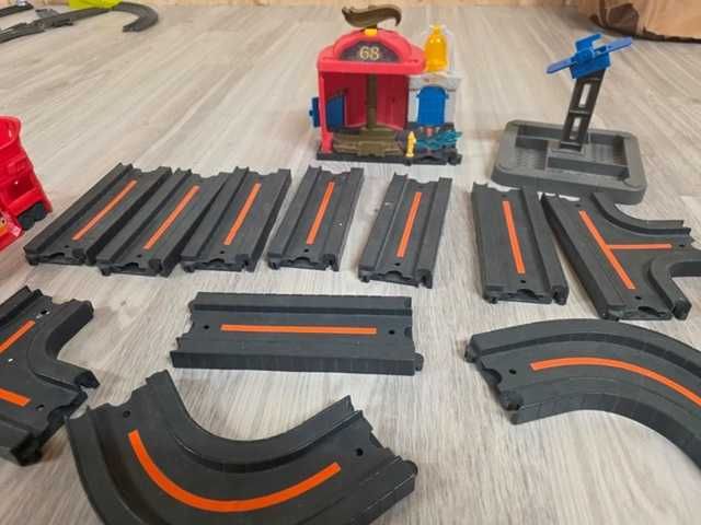 Hot Wheels tory kolejowe +zajezdnia