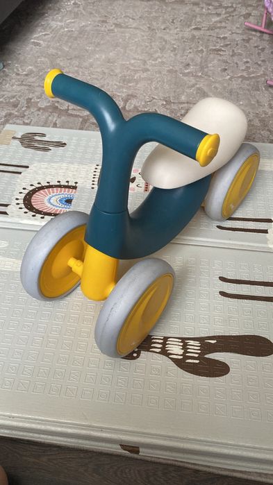 Біговел - каталка Baby 55x17x25 см жовто-сірий S79, біговел від 1 року