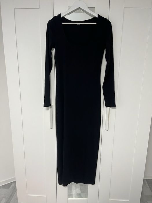 Czarna długa przylegająca sukienka