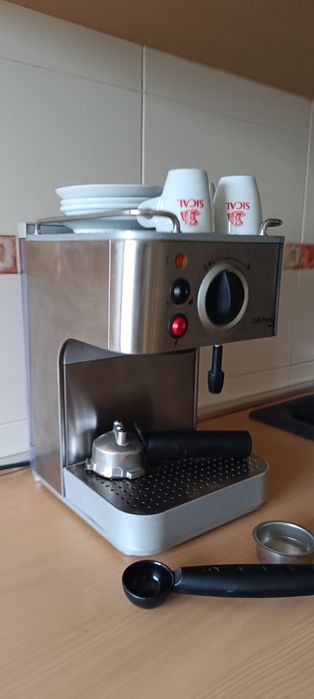 Máquina de café com pouco uso