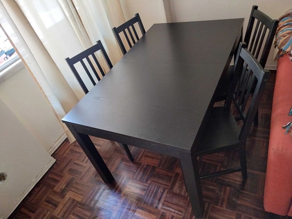 Mesa de jantar extensível com 4 cadeiras