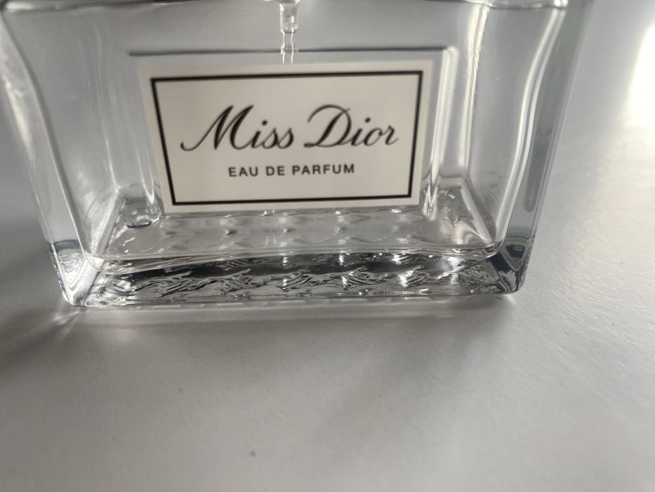 Flakonik po perfumach Miss Dior z końcówką perfum
