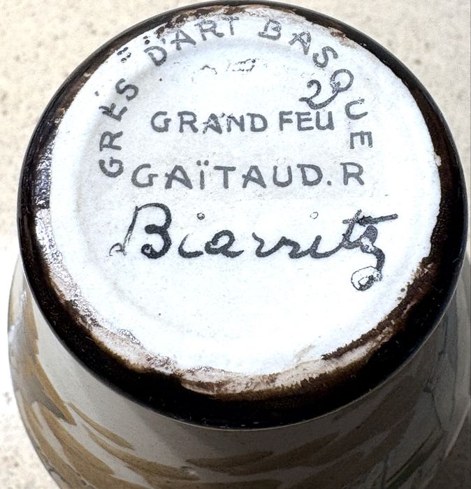 Linda jarra em cerâmica pintada à mão e assinada “Gaït” Biarritz