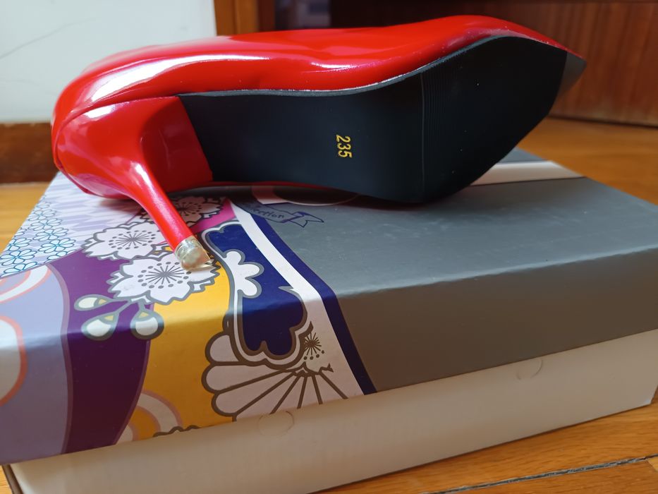 Sapatos vermelhos de verniz novos