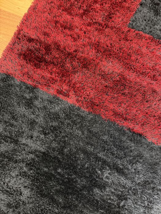 Tapete médio preto e vermelho