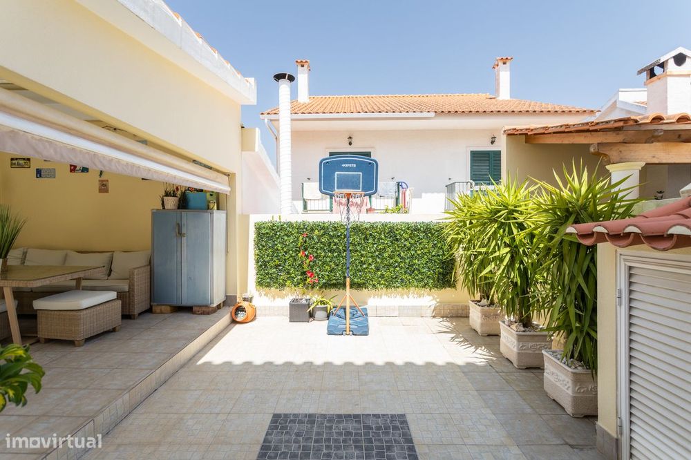 Encantadora Moradia na Quinta do Conde: Conforto e Lazer a 30 Minutos