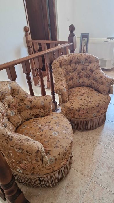 Sofa e duas senhorinhas