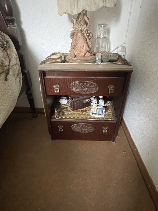 Cama de Solteiro e Mesa de Cabeceira